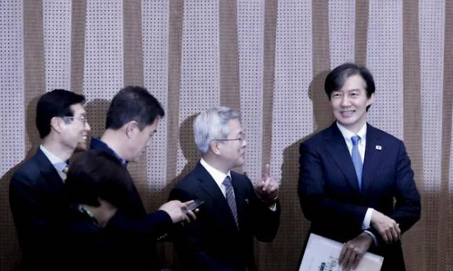 Cho Gook  the leader of the Cho Gook Innovation Party, talks to party officials before a press conference at the National Assembly\'s Communication Center on Wednesday. Moon Jae-won