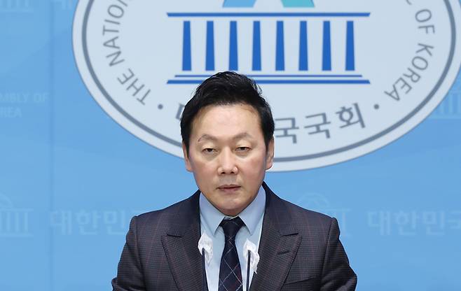 정봉주 전 더불어민주당 의원이 지난 8일 국회에서 출마 선언을 하고 있다.  연합뉴스