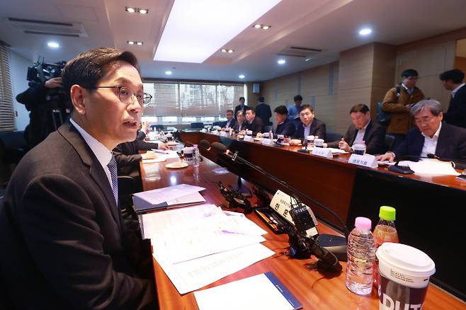 한훈 농림축산식품부 차관이 13일 오후 서울 서초구 한국식품산업협회에서 열린 물가안정을 위한 식품업계 간담회에서 발언하고 있다. 연합뉴스