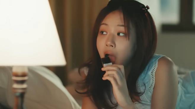 K-pop singer Bibi eats Korean sweet chestnut jelly, yanggaeng, in a music video for "Bam Yang Gang." (The artist's official YouTube channel)