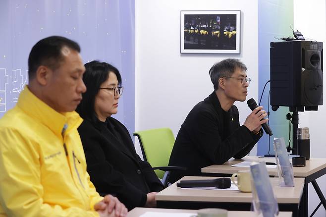 Bereaved families of the Sewol ferry disaster and writers attend a press conference in Jung-gu, Seoul, Monday. (Yonhap)