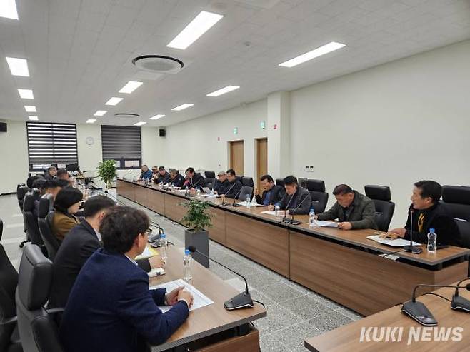 강원 토성면 일원 대규모 민간투자사업 관련회의가 7일 강원 고성군 토성면행정복지센터 다목적실에서 고성군 관계자를 비롯해 토성면 민간투자사업 대책위원회 회원 20여명 참석한 가운데 열렸다. 조병수 기자