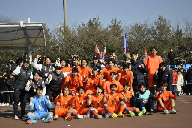 오범석 감독이 이끄는 파주시민축구단(K3리그 )이 오는 23일 K2리그 팀 경남FC와 2라운드 경기를 치른다. 사진은 1라운드 승리 후 화이팅을 외치고 있다. HR그룹제공