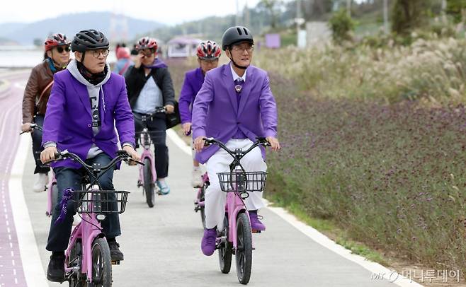 [서울=뉴시스] 최동준 기자 = 유인촌 문화체육관광부 장관이 21일 '신안 문화관광프로그램 체험'을 하기 위해 전남 신안군 퍼플섬을 방문해 박우량 신안군수 등과 함께 자전거를 타고 섬을 둘러보고 있다. (사진=문화체육관광부 제공) 2023.10.21. photo@newsis.com *재판매 및 DB 금지 /사진=