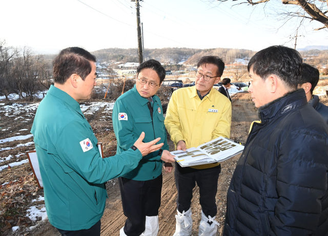 지난 1월 오후석 행정2부지사(왼쪽 두번째)가 아프리카 돼지열병(asf) 발생 농가를 현장 점검하고 있다./사진제공=경기도