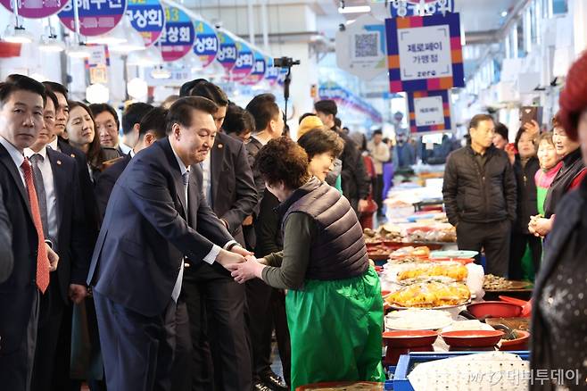 [사천=뉴시스] 조수정 기자 = 윤석열 대통령이 13일 경남 사천시 삼천포용궁수산시장을 찾아 상인과 인사나누고 있다. (대통령실통신사진기자단) 2024.03.13. chocrystal@newsis.com /사진=