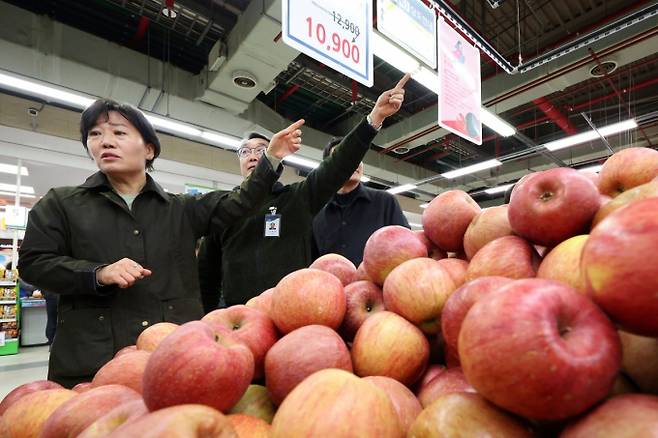 송미령 농림축산식품부 장관이 서울 도봉구 한 대형마트를 방문해 농축산물 물가 안정을 위한 현장 점검을 하고 있다. /사진=뉴스1
