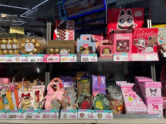 편의점에 진열된 ‘화이트데이’ 선물세트들.주소현 기자