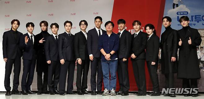 [서울=뉴시스] 김혜진 기자 = 그룹 세븐틴, 나영석 PD(왼쪽에서 여덟 번째)이 3일 오후 서울 강남구 엘리에나 호텔에서 열린 tvN 예능 프로그램 '나나투어 with 세븐틴' 제작발표회에서 포즈를 취하고 있다. 2024.01.03. jini@newsis.com