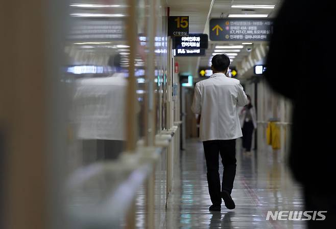 [서울=뉴시스] 고승민 기자 = 의대 교수들까지 이탈 조짐을 보이면서 의료대란 우려가 커지는 가운데, 정부가 교수들을 대상으로도 의료법에 따른 각종 '명령'을 검토하기로 했다. 교수들 역시 집단행동을 준비하면서 갈등이 악화되는 양상이다. 사진은 13일 서울의 한 대학병원에서 의료진이 이동하는 모습. 2024.03.13. kkssmm99@newsis.com