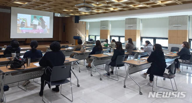 [군포=뉴시스] 군포시 여성새로일하기센터 집단 상담프로그램 운영 현장. (사진 군포시 제공).