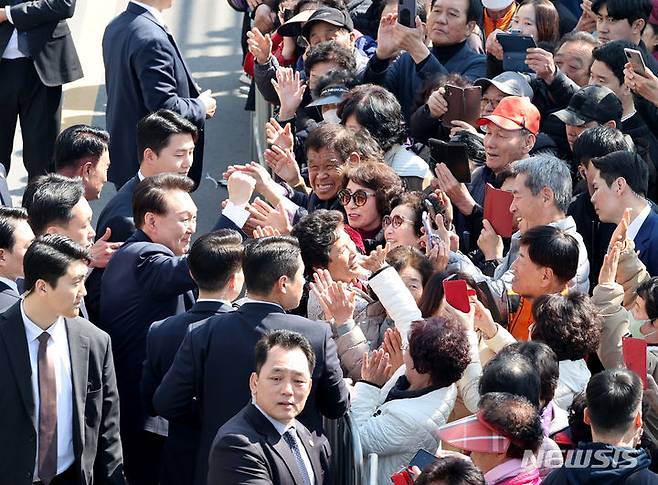 [사천=뉴시스] 조수정 기자 = 윤석열 대통령이 13일 경남 사천시 삼천포용궁수산시장을 찾아 둘러본 뒤 지역주민들과 인사하며 주먹을 불끈 쥐어보이고 있다. (대통령실통신사진기자단) 2024.03.13. chocrystal@newsis.com