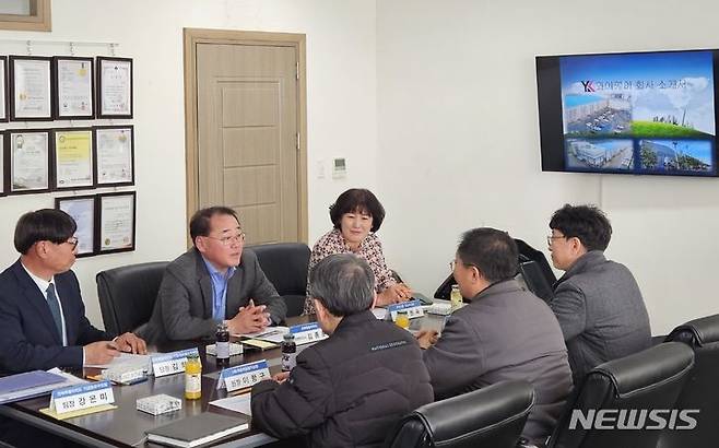 [전주=뉴시스] 김종훈 전북도 경제부지사가 13일선도기업인 (유)와이케이를 방문해 직원들과 대화하고 있다. 2024.03.13 (사진= 전북자치도 제공) *재판매 및 DB 금지