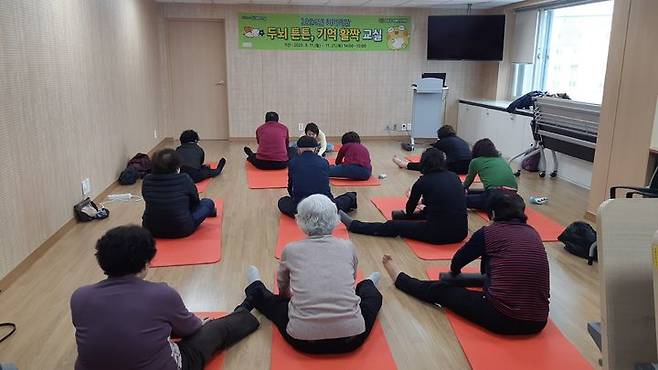 [대구=뉴시스] 대구 수성구보건소 치매안심센터는 치매 예방 프로그램 '두뇌 튼튼, 기억 활짝'을 운영한다. (사진 = 대구시 수성구 제공) 2024.03.13. photo@newsis.com *재판매 및 DB 금지