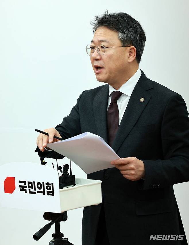 [서울=뉴시스] 고범준 기자 = 박정하 국민의힘 수석대변인이 28일 오전 서울 여의도 국회에서 비상대책위원회 위원 임명 관련 브리핑을 하고 있다. 2023.12.28. bjko@newsis.com