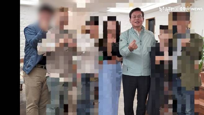 사업가 A씨가 정우택 후보에게 소고기와 송이버섯을 접대하고 돈봉투를 전달했던 2022년 10월 1일 촬영된 사진. 정우택 의원 보좌관 임 모 씨(가장 왼쪽)와 정우택 국민의힘 후보.