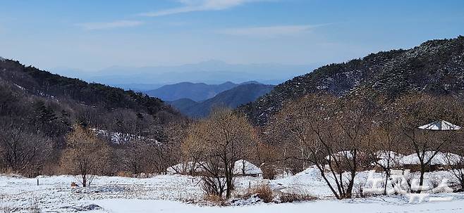 한티 골짜기 마을이 산으로 첩첩이 에워싸인 모습 멀리 산너머가 대구시가지 방향이다. 이재기 기자