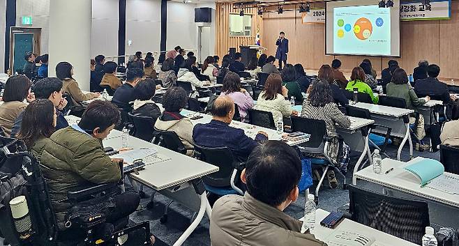 전라남도는 최근 장애인 활동지원사 안전사고 등이 발생함에 따라 13일 순천 호남호국기념관에 장애인활동지원 제공기관 종사자의 역량 강화 교육을 실시했다. 전라남도 제공