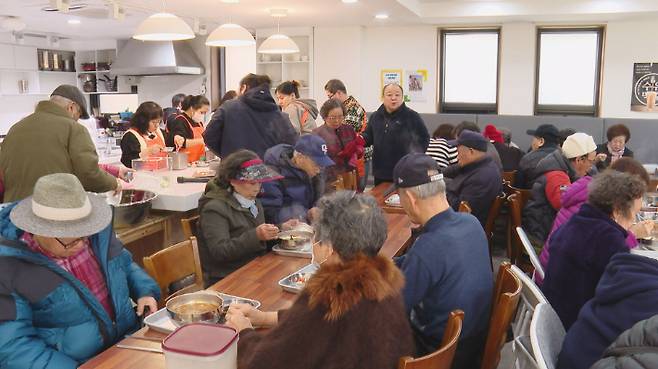 월요노인밥상에서 지역 어르신들이 식사하고 있는 모습