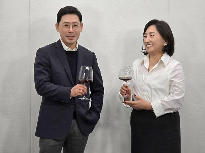 세계일보 사옥 스튜디오에서 포즈를 취한 백은주 교수와 최신덕 대표. 최현태 기자