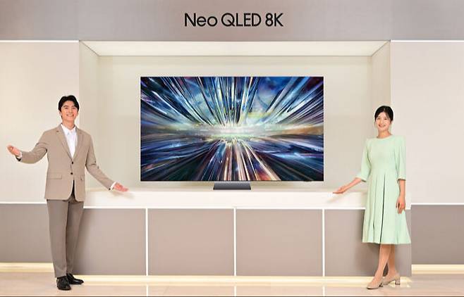 삼성전자 모델이 역대급 성능의 '3세대 AI 8K 프로세서'를 탑재한 2024년형 Neo QLED 8K TV 신제품을 소개하고 있다. 삼성전자 제공