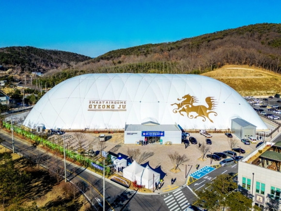 경북 경주시 사계절 전천후 축구장인 ‘스마트 에어돔’ 전경. 경주시 제공