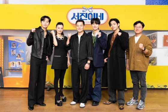 박서준, 정유미, 이서진, 최우식, 뷔, 나영석PD tvN 예능 '서진이네' 제작발표회에 참석해 포즈를 취하고 있다. /사진제공=CJENM 2023.02.22