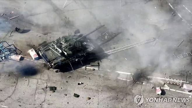 12일(현지시간) 러시아군이 자국 영토 벨고로드 지역에서 파괴했다고 주장하는 우크라이나 전투차량 모습 [AP=연합뉴스]