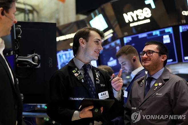 NYSE 입회장에서 일하는 트레이더들의 모습 [연합뉴스 자료사진]