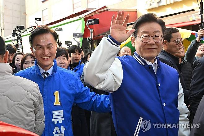 류삼영 후보 지원 나선 이재명 대표 (서울=연합뉴스) 신준희 기자 = 더불어민주당 이재명 대표가 13일 서울 동작을에 출마하는 류삼영 후보와 함께 남성사계시장을 방문, 시민들에게 인사를 하고 있다. 2024.3.13 [공동취재] hama@yna.co.kr