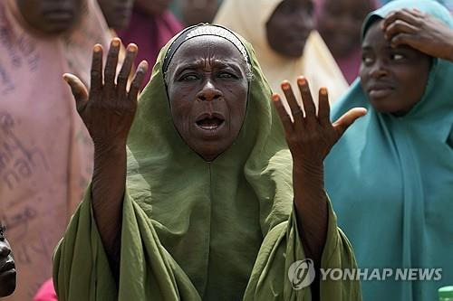 납치된 어린이를 위해 기도하는 나이지리아 여성 [AP 연합뉴스 자료사진. 재판매 및 DB 금지]