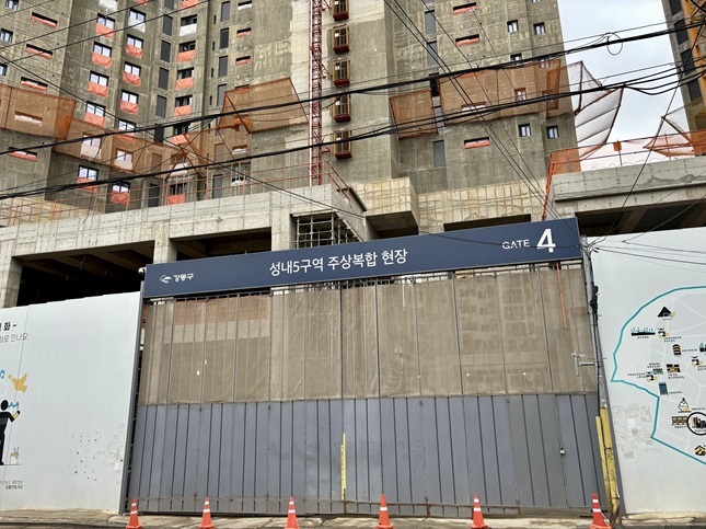 서울 강동구 성내동 '그란츠 리버파크'는 성내5구역 재개발을 통해 최고 42층, 407가구(일반분양 327가구) 규모로 들어서는 주상복합 단지다. /사진=김진수 기자