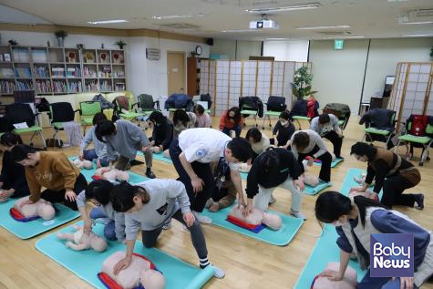 어린이 안전교육 실습 중인 보육교직원 모습. ⓒ고양특례시육아종합지원센터