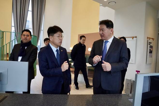 진현환 국토교통부 제1차관이 지난 8일 서울 마포구 공유 주거 공간 코리빙 하우스 현장을 찾아 주거 공간을 둘러보고 있다. (사진=국토교통부)