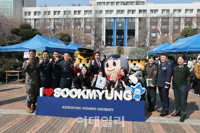 김선호 국방부 차관이 14일 숙명여자대학교 학군후보생 모집 홍보부스를 방문해 모집 홍보 관계자 및 예비 후보생들과 기념촬영을 하고 있다. (사진=국방부)