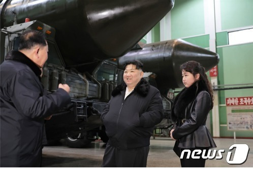 북한 김정은 노동당 총비서가 딸 주애와 함께 '중요 군용 대차 생산 공장'을 현지지도 했다고 당 기관지 노동신문이 5일 보도했다.[국내에서만 사용가능. 재배포 금지. DB 금지. For Use Only in the Republic of Korea. Redistribution Prohibited] rodongphoto@news1.kr