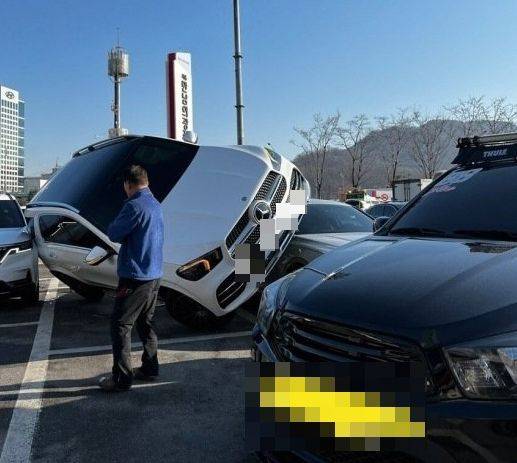 택시 위에 비스듬히 주차된 벤츠 차량. [사진=온라인 커뮤니티 갈무리]
