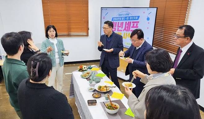 강진군 관계자들이 청년 셰프가 선보인 요리를 시식하고 있다. [사진제공=강진군]