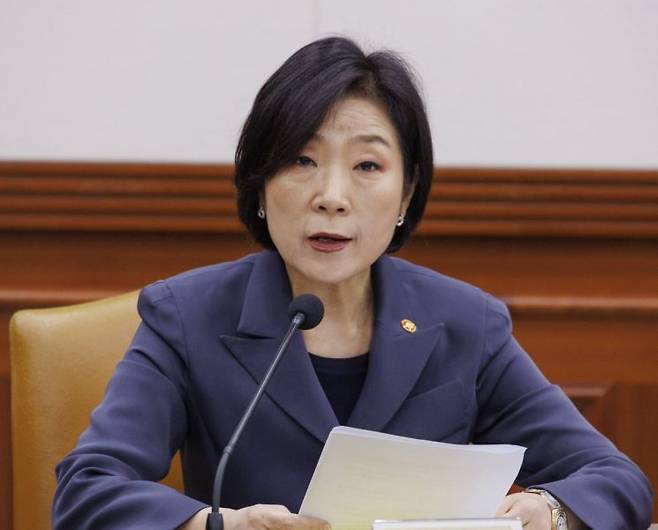 오영주 중소벤처기업부 장관이 13일 오전 서울 종로구 정부서울청사에서 열린 비상 경제장관회의에 참석해 중소기업·소상공인 분야 민생토론회 후속조치 계획에 대해 발언하고 있다. [사진 제공=연합뉴스]