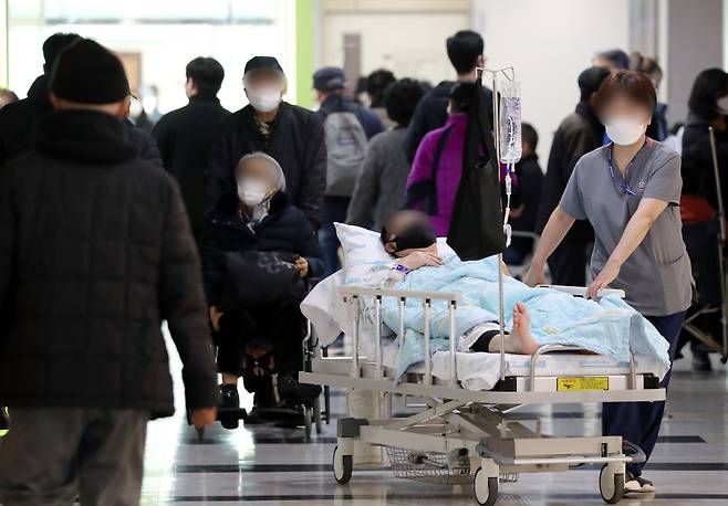의대정원 증원에 반대하는 전공의들의 집단행동이 이어지고 있는 13일 오전 대전의 한 병원에서 의료진이 입원환자를 태운 침상을 옮기고 있다./신현종 기자