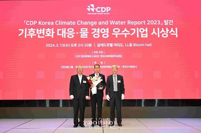 (왼쪽부터) 양춘승CDP한국위원회 부위원장, 조현진 한전 전력시장처장, 장지인 CDP 한국위원회 위원장이 2023 CDP KoreaAwards에서 기념촬영을 하고 있다. ⓒ한국전력