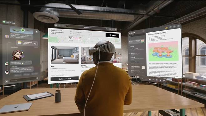 애플이 올해 2월 출시한 확장현실(XR) 기기 ‘비전 프로’를 사용하는 모습. 비전 프로에는 사용자의 시선과 손의 움직임을 
추적하는 기능이 있어 눈을 움직이면 커서가 이동하고, 손가락을 까딱하면 애플리케이션(앱)을 실행할 수 있다. 애플 제공