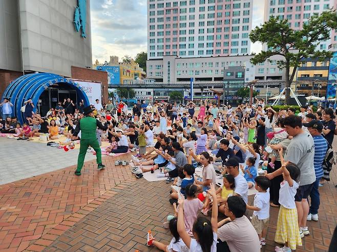 울산 남구가 장생포 고래문화특구를 대한민국 관광 1번지로 키운다. 관광객들이 고래문화특구에서 다채로운 이벤트를 즐기고 있다. 울산 남구 제공