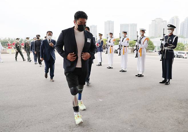 무장지대(DMZ) 목함지뢰 폭발사고로 두 다리를 잃은 하재헌 예비역 중사가 ‘호국영웅 초청 소통식탁’ 행사에 참석하기 위해 9일 오전 서울 용산 대통령실 청사로 들어서고 있다. (대통령실통신사진기자단) 2022.06.09.