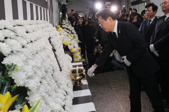 더불어민주당 이재명 대표가 14일 오후 청주시청에 마련된 오송 지하차도 참사 분향소를 찾아 분향하고 있다.  [사진공동취재단, 청주=연합뉴스]