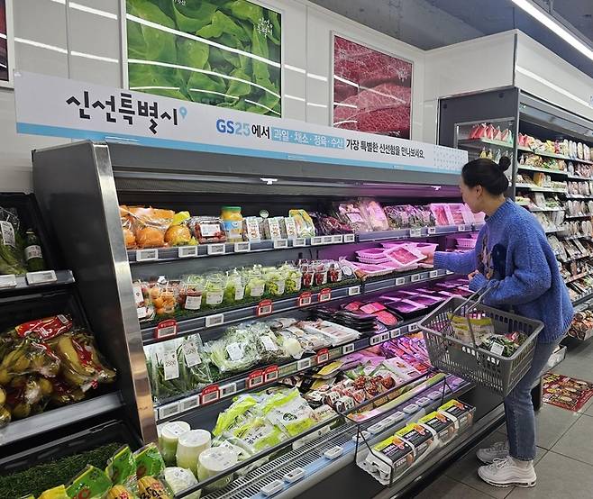 모델이 GS25 FCS 신선식품 코너를 둘러보고 있다.