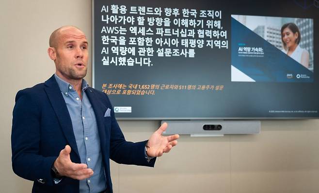 루크 앤더슨 AWS 데이터 & AI 매니징 디렉터가 14일 서울 강남 사무실에서 진행한 'AWS AI 디지털 스킬스 미디어 브리핑'에서 연구 결과에 대해 설명하고 있다. AWS 제공