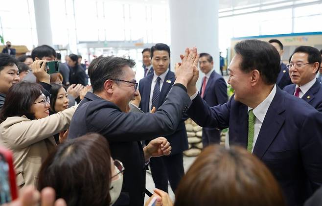 윤석열 대통령이 14일 전남 무안군 전남도청에서 '미래산업과 문화로 힘차게 도약하는 전남'을 주제로 열린 스무 번째 '국민과 함께하는 민생토론회'를 마친 뒤 전남도청 직원들과 인사하고 있다. [대통령실 제공] 연합뉴스