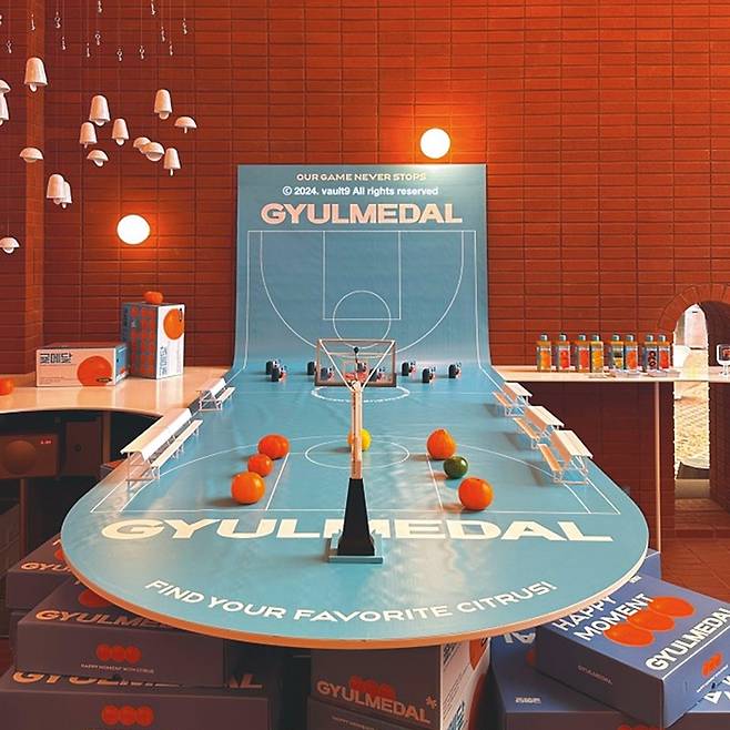 제주도에 있는 귤 판매 스타트업인 귤메달(@gyulmedal)은 스토리 있는 다양한 협업을 진행한다. 귤 등이 선수로 등장하는 농구장 패러디 모습.