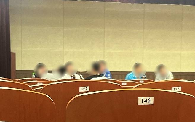 한미 연합연습 자유의 방패(FS) 기간 중 훈련에 파견 나온 육군 간부들이 술판을 벌이며 욕설에 고성방가까지 한 사건이 발생했다. ‘육군훈련소 대신 전해드립니다’ 페이스북 페이지 갈무리